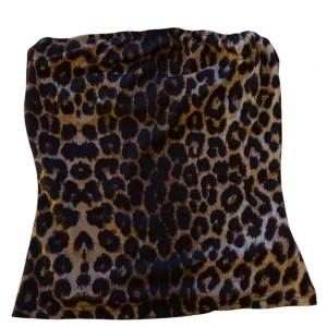 Leopard tank tops  - 3 Snygga leopard tank tops , strapless , köpt vintage i en bundle  och kvaliten på dem är tyvärr sådär, de är i bra skick och ser snygga ut på men tyget känns lite plastigt. Gissar att de är från AliExpress/amazon typ så säljs därför billigare. 80 kr styck och 175 för alla 3 ❤️