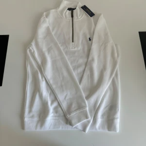 Vit Polo Ralph Lauren half zip - Vit Polo Ralph Lauren half zip, perfekt tunn material inför sommaren! Helt ny, slim fit, storlek S/M, skick 10/10 ENDAST 599kr 