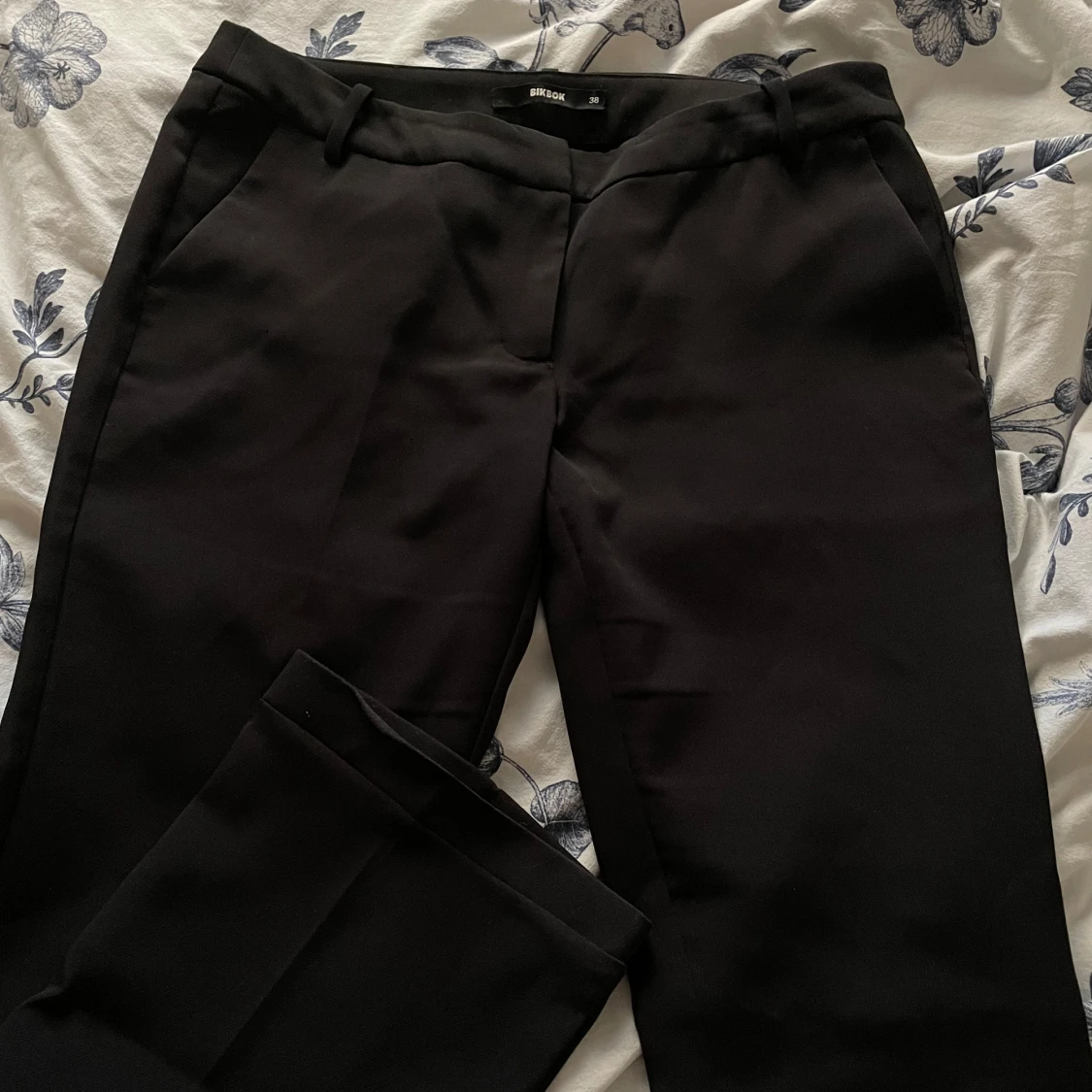 Svarta lågmidjade kostymbyxor från BikBok - 2