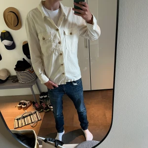 Selected homme overshirt 🍾 - Hej, säljer denna riktigt feta Selected homme overshirten | Stolek S, modellen på bilden är 180 cm| skick 9/10 | släng iväg ett dm för frågor! 🍾🙌150kr är priset och inget annat! 