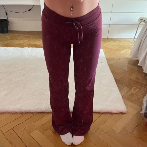 Vinröda mjukisbyxor från 157 - Säljer ett par vinröda mjukisbyxor från Lager 157 i storlek XS. Byxorna kostar 200kr nypris men finns inte längre att köpa i just vinrött. Använda ett fåtal gånger!