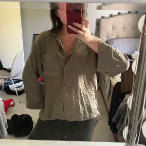 Blus - Silkespyjamas som man nog kan ha till vardags också om man vill💚💚💚