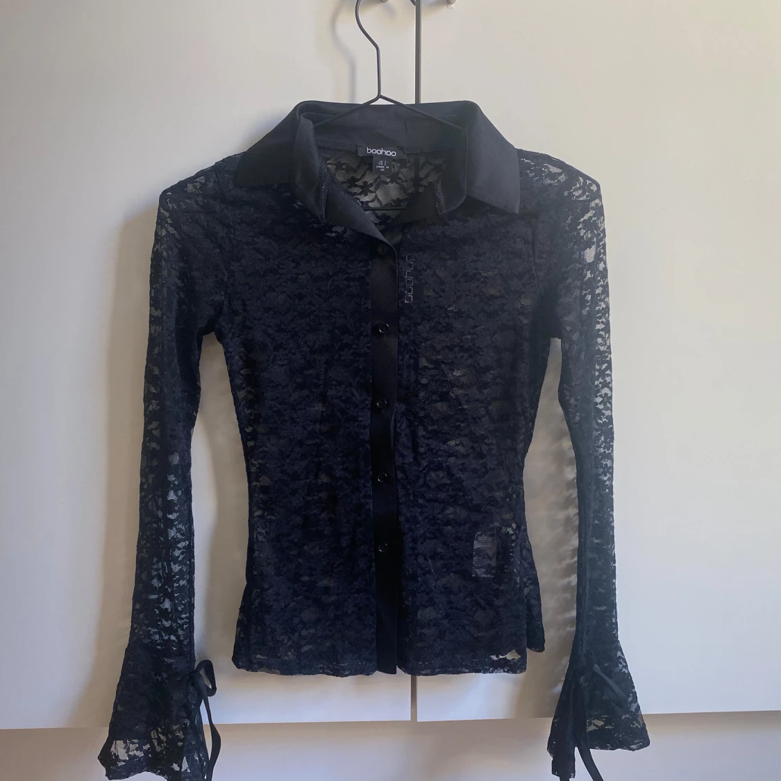 Svart spetsblus med knappar från Boohoo - 1