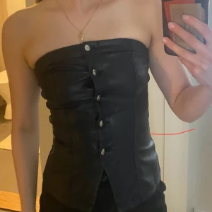 Svart offshoulder topp i fakeläder - Toppen är aldrig använd och har lappen kvar. Storlek xxs. 