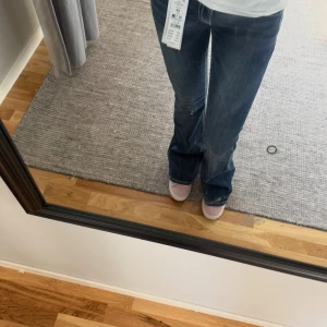 Blå sparkle low flare jeans från Gina Tricot - Säljer ett par blå sparkle low flare jeans från Gina Tricot i storlek XS. Byxorna har låg midja och utsvängda ben❣️ Säljer då det inte kommer till användning ❣️pris kan diskuteras vid snabbt köp