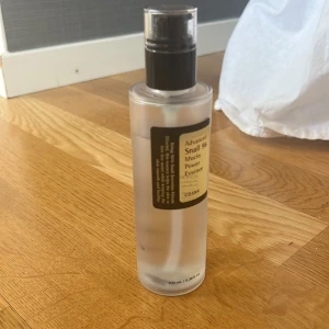 COSRX Advanced Snail 96 Mucin Power Essence - Populär essence från COSRX med snigelsekret, perfekt för återfuktning och glow. Kommer i en genomskinlig plastflaska med pump och svart lock. Innehåller 100 ml och är lätt att applicera i din hudvårdsrutin. Säljer den då den inte kommer till användning mer endast använd 3 ggr inte direkt på huden 100 kr 