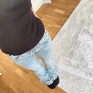 Lågmidjade jeans - Super fina jeans. Lågmidjade och bootcut. Inga defekter. Nästan nyköpta. Jag är 165cm. Innerbenlängd-78cm