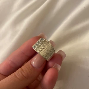 Bred silverring med mönster - Säljer en Norrbottens Ring i äkta silver då den är för stor för mig. Storlek på ringen är 19. Den är i bra skick då jag ej använt den så mycket!❤️ ordinarie pris 795 säljer för 450😊