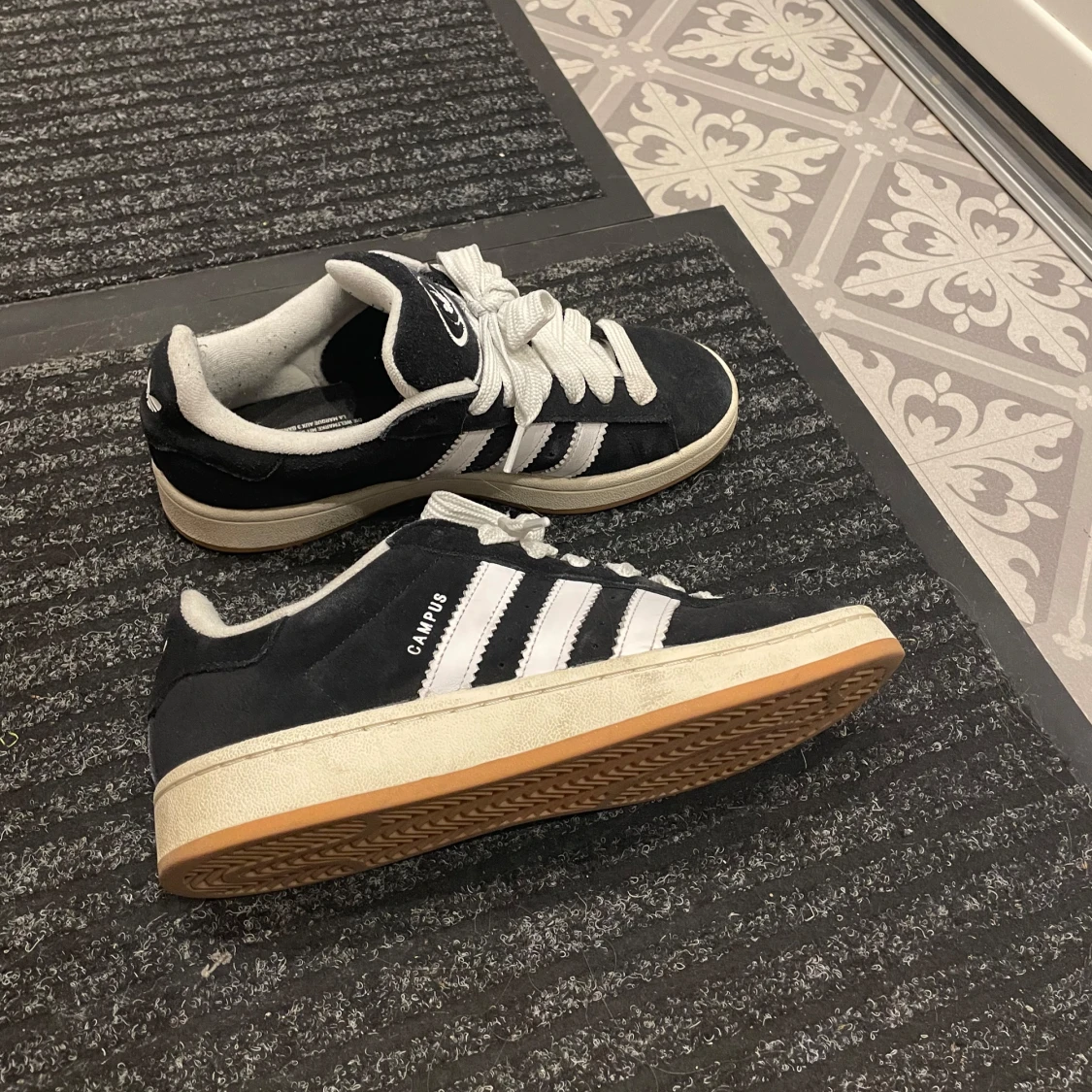 Svarta Adidas Campus sneakers med vita ränder - 1