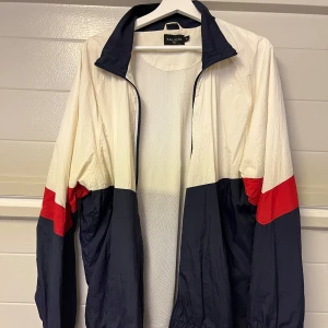 Vit vindjacka - Vit vindjacka