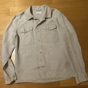 Beige linneskjorta med fickor - Beige linneskjorta med fickor köpt på Volt. Märket är These Glory Days. Använd få gånger, köpt för 1500kr 