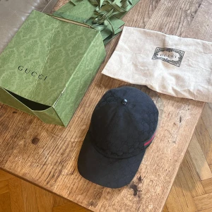 Gucci keps - Gu€€i GG Canvas baseball keps ____________________________________________  -skick: väldigt bra skick (box skadad som bilderna visar) -storlek: M -og: allt ingår -pris: 2199 + 📦 ____________________________________________ PM för fler bilder! Tveka inte på att höra av er! 