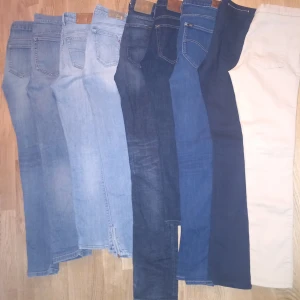 9 PAR MÄRKESJEANS i olika tvättar och färger - Säljer flera par jeans i olika blå och svarta nyanser samt ett par i beige. Klassisk femficksmodell med raka ben och normal passform. Perfekta för dig som vill ha flera alternativ i garderoben.
