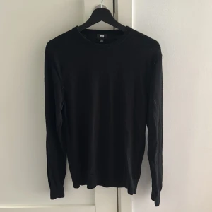 Kashmir och merinoull tröja  - En svart merinoull tröja, i princip helt ny, knappast använd, lägg ett bud, det är bara att hojta till via frågor eller funderingar!!!