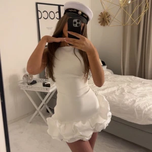 VIRALA ZARA KLÄNNING - PRIS KAN DISKUTERAS.Säljer en snygg vit kortklänning som är ärmlös och har en tight passform som framhäver figuren. Perfekt till student! Inbyggda shorts. Storlek XS säljer pga hittat en annan❤️prislapp kvar . Minst 700kr