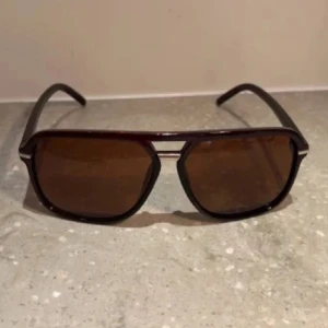 Tom Ford liknande pilotsolglasögon  - De är inte Tom Ford pilotsolglasögon men de är väldigt lika🙌De är helt nya och skickas samma dag som köpet🤝 Kom pm vid minsta lilla intresse eller fundering🙌🤝🎁🛥️👌🥂👍