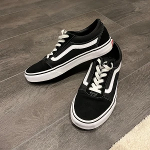 Svarta och vita sneakers från Vans - Vans skor i väldigt fint skick