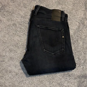 Replay anbass jeans  - Riktigt snygga mörkblåa replay jeans i modellen anbass] Storlek W32 L32] väldigt fint skick!                   Hör av er vid funderingar!