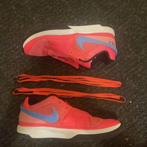 Ja 1 Basketskor - Basketskor till salu – Storlek 44,5 EU   Säljer mina basketskor som knappt är använda. Köpta från GOAT för 1899 kr – kvitto finns och kan visas vid köp. Anledningen till försäljningen är att jag växt ur dem. Måste säljas så snart som möjligt!  Info: 	•	Storlek: 44,5 EU 	•	Skick: Nästan nya 	•	Pris: [Sätt ditt pris här]  Vid frågor eller intresse, hör gärna av dig! 