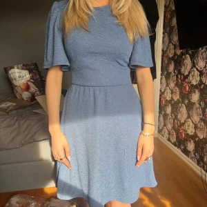 Blå klänning med öppen rygg - Blå klänning med öppen rygg från BikBok i storlek xs🥰