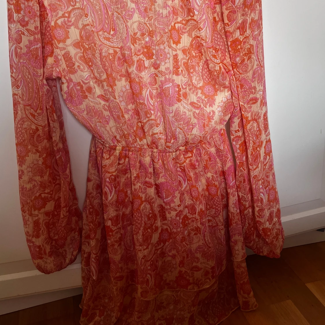 Blommig orange och rosa omlottklänning - 3