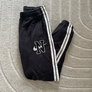 Nike mjukisbyxor - Vintage Nike mjukisbyxor i mycket bra skick!🦋. • Storlek S.                                                  •.                                •Frakt tillkommer.                                                       • Har du några frågor är det bara att skicka ett meddelande, så svarar jag så fort jag kan.☺️ Ha en fin dag!💕♻️