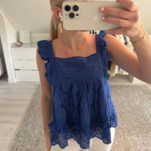 Blå blus med volangdetaljer - Super gullig blå topp använt 1-2 gånger, inga defekter!!💙💙💙