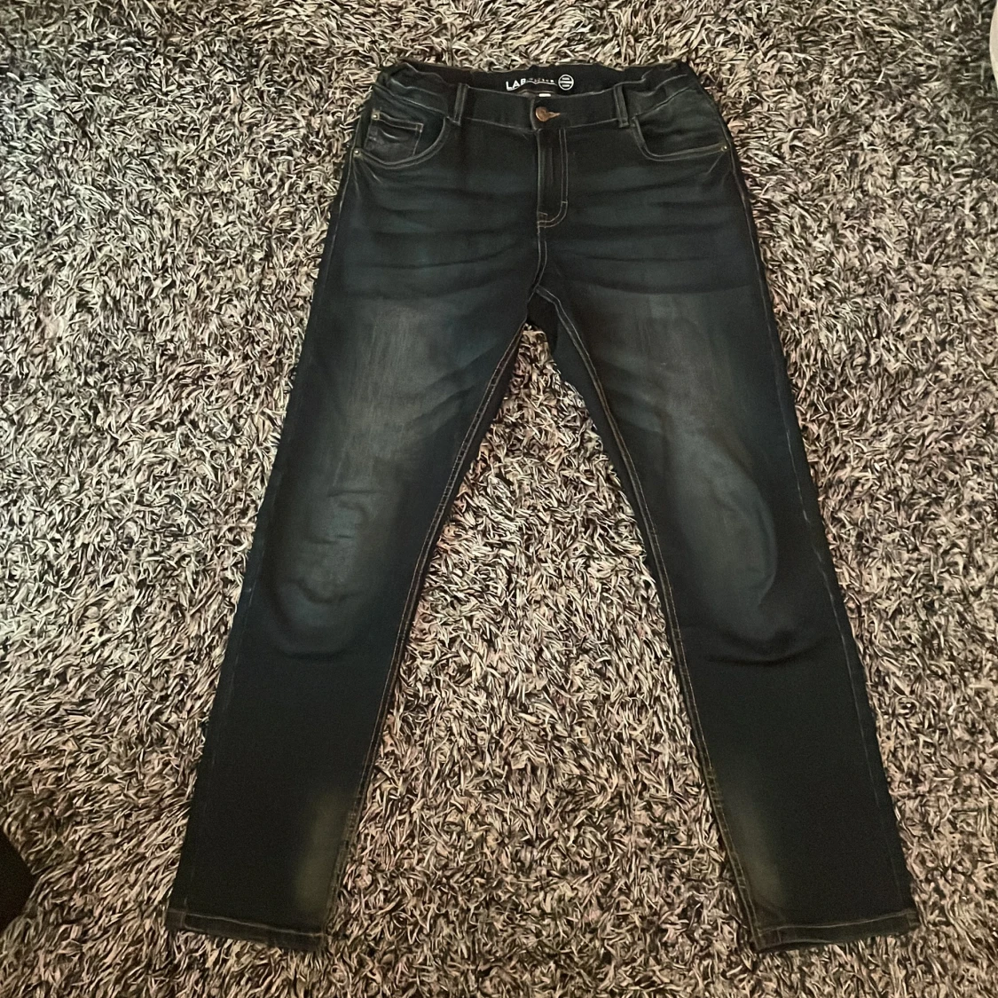 Mörkblå jeansbyxor från LAB Industries