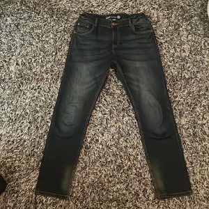 Mörkblå jeansbyxor från LAB Industries - Snygga mörkblå jeansbyxor från LAB Industries med klassisk femficksdesign och kontrastsömmar. Byxorna har normal passform och storleken är 170 