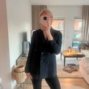 Randig kavaj - En blå vit randig kavaj med lite indragen midja från HM i storlek 38. Sömmen har gått upp i ena ärmen men märks inte o går såklart o fixa om man vill! 🌸 säljer för 175kr