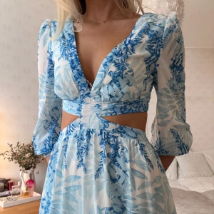 Långklänning med cut outs - Skitfin somrig långklänning!! Passar i längd mellan 165 och 175 cm ungefär🌺🌺🌺