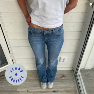 Ljusblå jeans - Ljusblå jeans i storlek: S. Midjemått: 38x2 cm, innerbenslängd: 81 cm