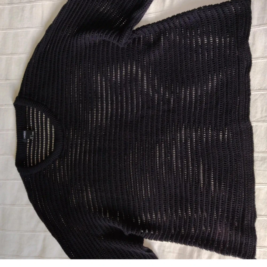 Svart stickad see through tröja från Lindex med korta ärmar  - 2