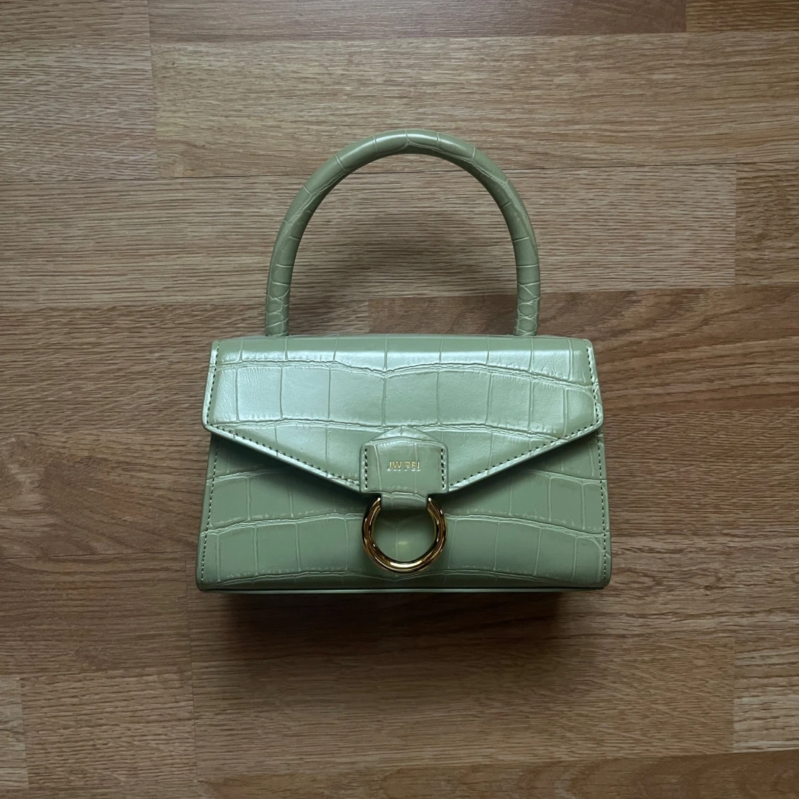 Ljusgrön handväska med krokodil mönster