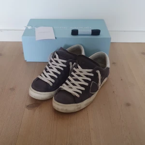 Philippe Models - Mörkblå Philippe Models i bra skick | Storleken är 40 men passar större och är perfekta för sommaren💫 | Lite slitningar på ena skons häl men syns inte så mycket när man har på dem | Allt i bilden ingår och det är bara att höra av er vid frågor🙌 byten kan diskuteras🤝 Pris inte hugget i sten🪨