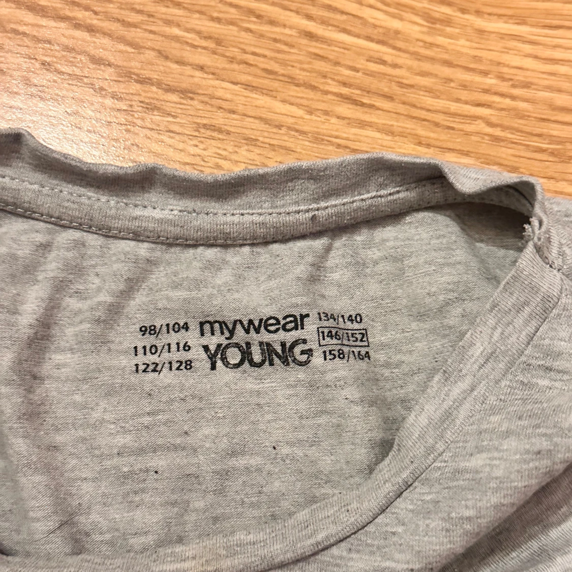 Grå långärmad topp med 'NEW YORK'-tryck från Mywear Young - 2