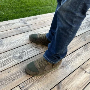 Olivgröna Philippe Models med mockadetaljer - Säljer ett par olivgröna philippe models med snörning och rund tå. Skorna har detaljer i mocka och textil, samt en platt sula. Perfekta för dig som gillar en stilren och avslappnad look.