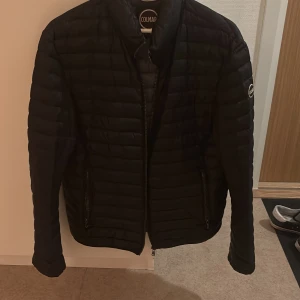 Colmar dunjacka - Säljer denna fräscha jacka från colmar i färgen grå för att den ej kommer till användning Stl 52 motsvarar M , jäkligt schysst skick 