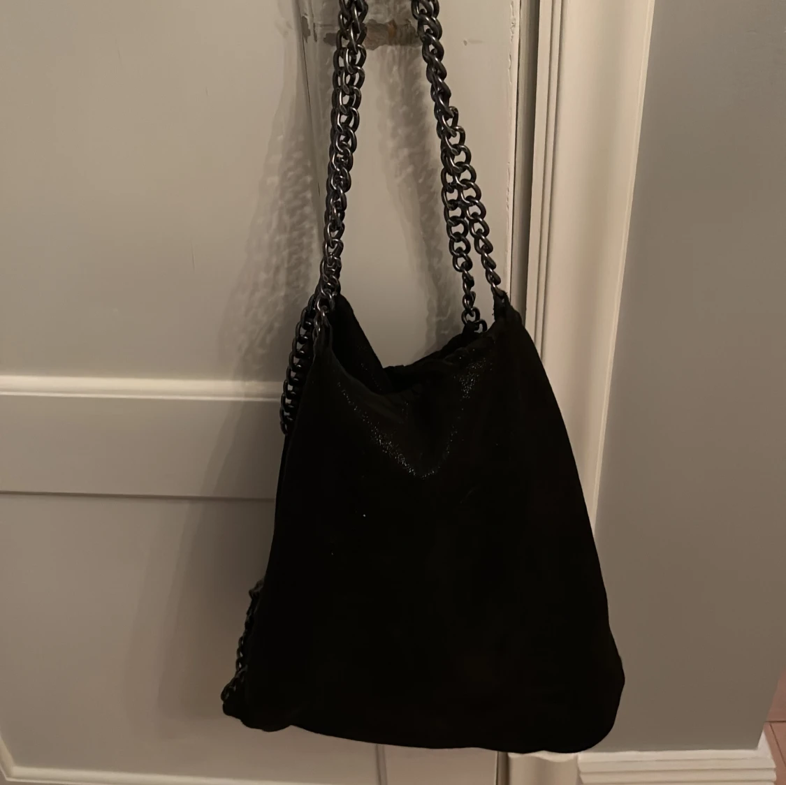 Svart axelväska med kedjedetaljer - 2