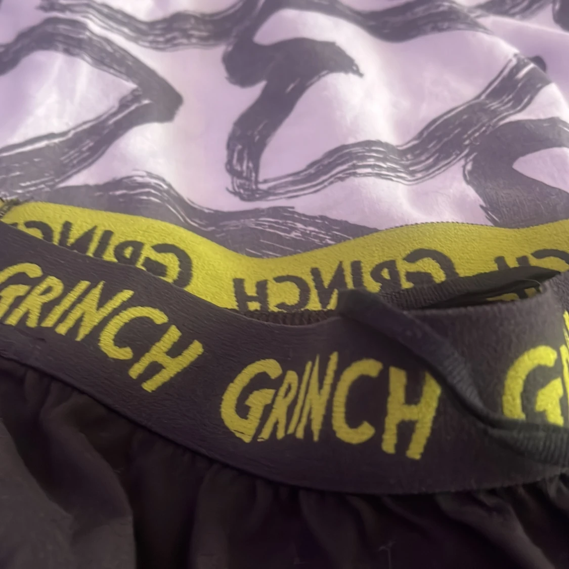 Svarta mjukisbyxor med Grinch-tryck i midjan från H&M - 1