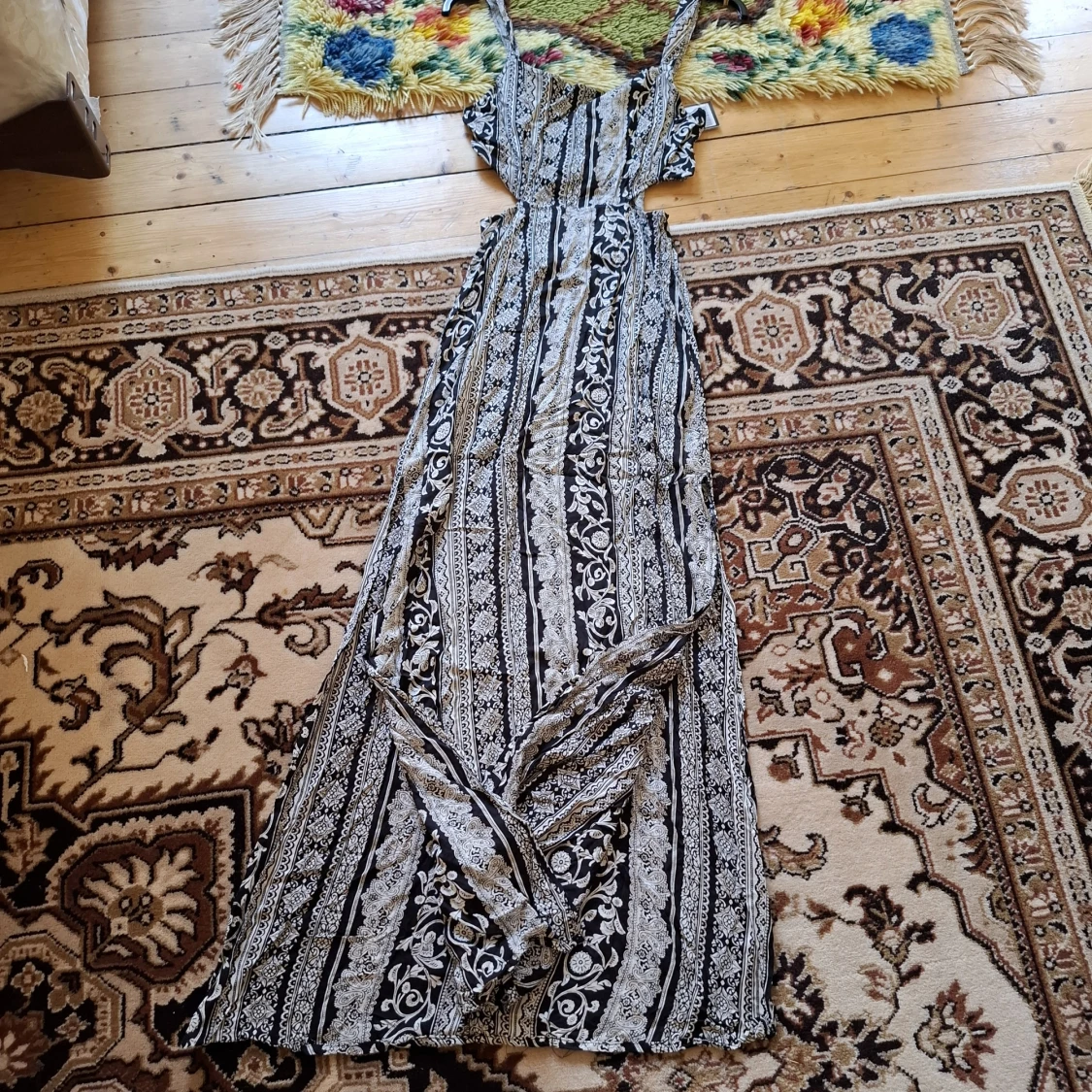 Svartvit långklänning med blommigt mönster - 2