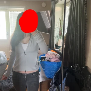 Ljusgrå fleecejacka från Houdini - Säljer en ljusgrå fleecejacka från Houdini i modellen Power Houdi. Använd sparsamt köpt på Fjällräven. Orginal pris 2400kr kom gärna med bud💞