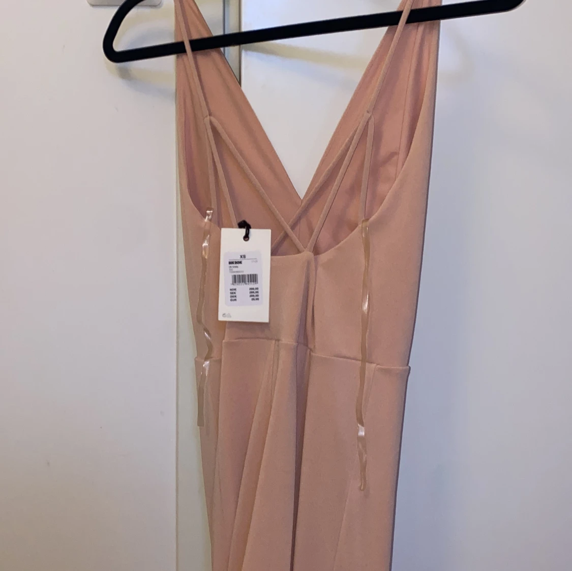 Champagnefärgad långklänning från Bik Bok - 3