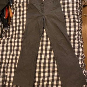 Bootcut  - Sydda i midjan till storlek S men går att sprätta upp till storlek M. Lite glittriga! 