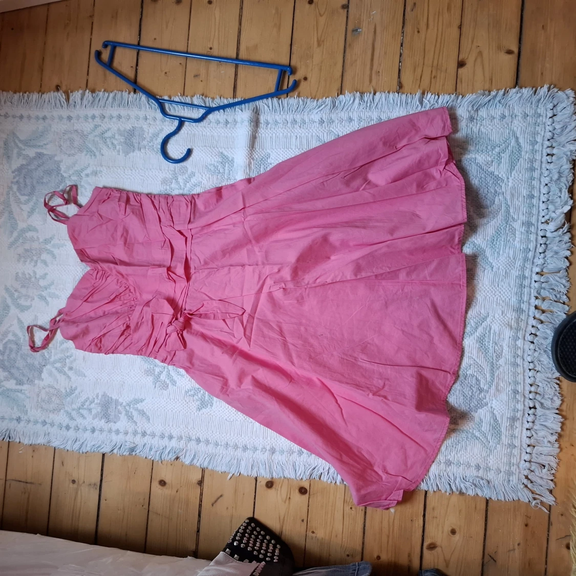 Rosa axelbandsklänning med volangdetaljer - 1