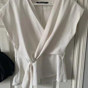 Vit omlottopp från Zara - 💕💕