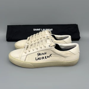 Saint Laurent SL/06 Court | 39 - • Skorna är använda fåtal gånger och i mycket fint skick   • Storlek: 39 (PASSAR 39.5-40)  • Färg: Vitt/Beige tyg  • Nypris i butik: 7200SEK  • Dustbag medföljer vid köp