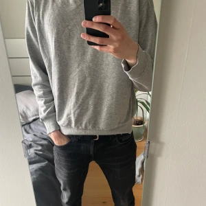 Grå sweatshirt - En enkel och stilren grå sweatshirt med rund hals och långa ärmar. 9/10 skick. Mycket skön. S/M