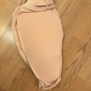 Korsett för större höfter och rumpa  - Detta är en korsett som formar dina höfter runda och rumpa större, de är stretchigt material och har typ mjuka kuddar vid höfterna och vid rumpan. Köpter för 2 dagar sedan i Spanien, men endast testad 1 gång. Helt ny. Det är i storlek XS men passar alla storlekar då den är stretchig. Köptes för 399kr och säljs för 150kr. Hör av er för fler bilder, kan visa hur den sitter på.