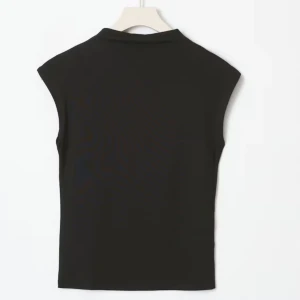 Svart/mörkgrå topp - En elegant och snygg topp för många tillfällen. Toppen är scrunchad vid sidorna vilket är as snyggt och har en fin form vid halsen. Använd 1 gång och är i nytt skick!